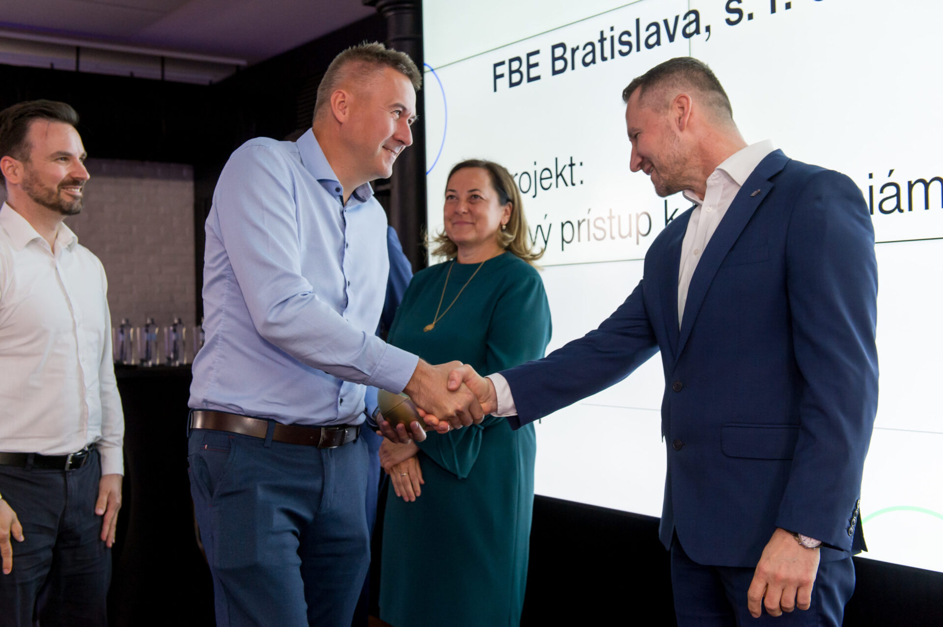 Top supplier 2021 Tatrabanka FBE Jan Hradsky ocenenie podanie ruky